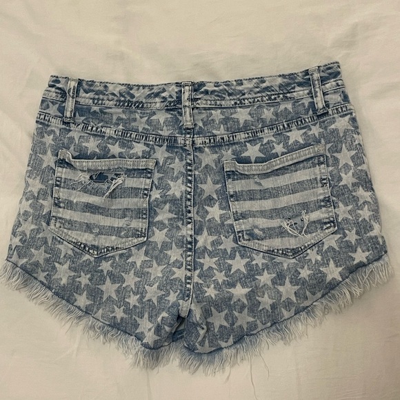 Star print high waisted jean shorts with ripped fringe him - Picture 2 of 3